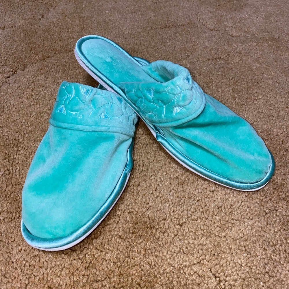 DEARFOAMS HOUSE SLIPPERS .